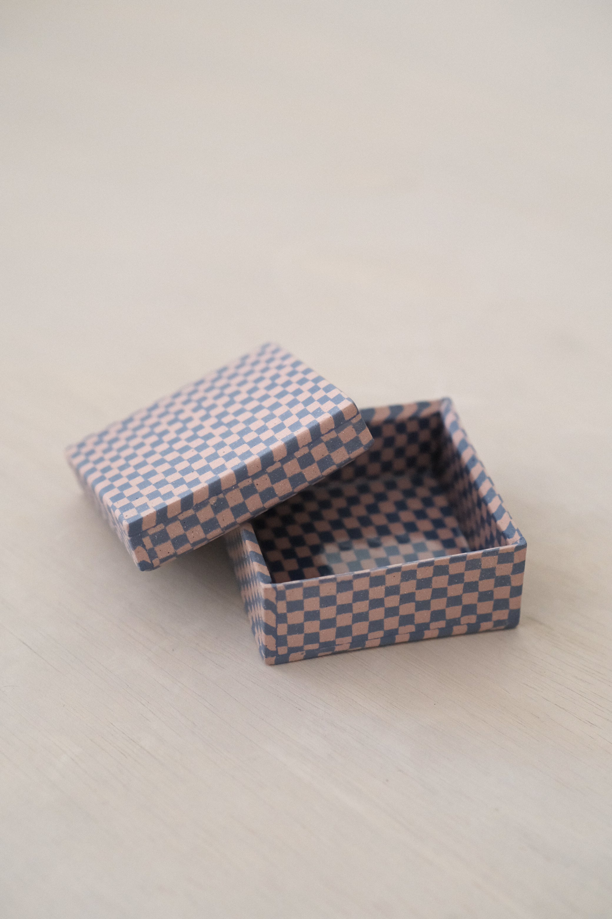 #005 Hilly Box